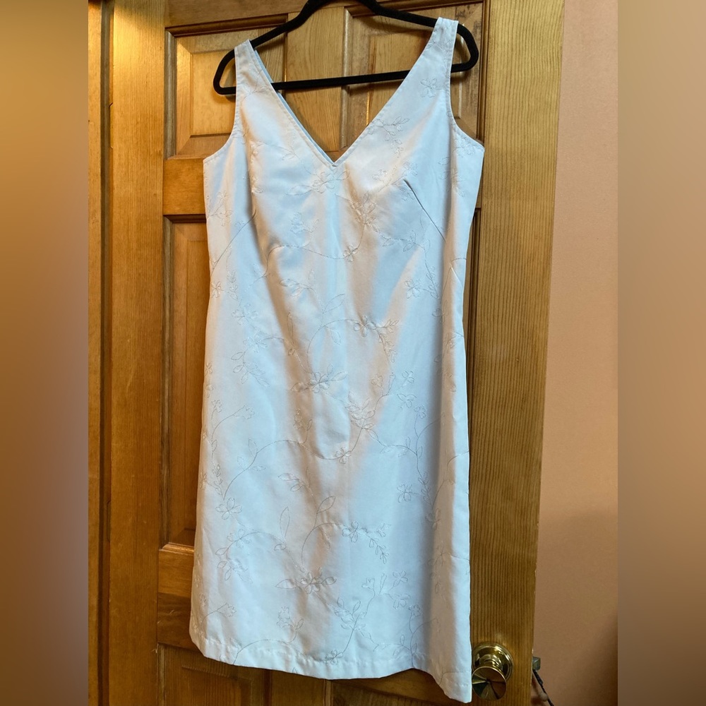 $15 MEMORIAL DAY BLOWOUT Gap Dove Gray embroidered dress